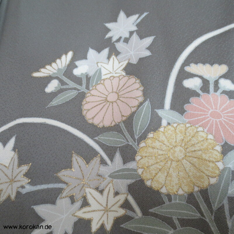 khaki Homongi Seiden Kimono, kugelige Chrysanthemen