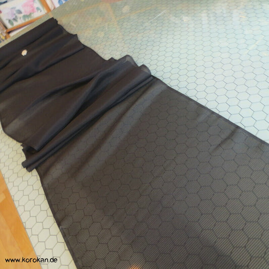 schwarzer Rho Kimono Seidenstoff mit Mon, in Stücken