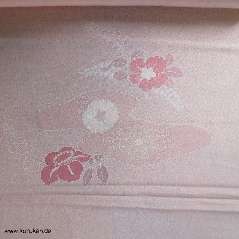 blassrosa Kamelien Seidencrepe Kimono Tanmono Stoffrolle, Teilstickerei