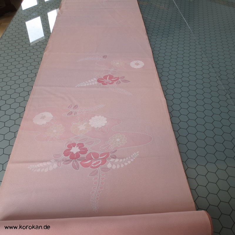 blassrosa Kamelien Seidencrepe Kimono Tanmono Stoffrolle, Teilstickerei