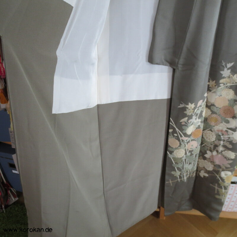 khaki Homongi Seiden Kimono, kugelige Chrysanthemen
