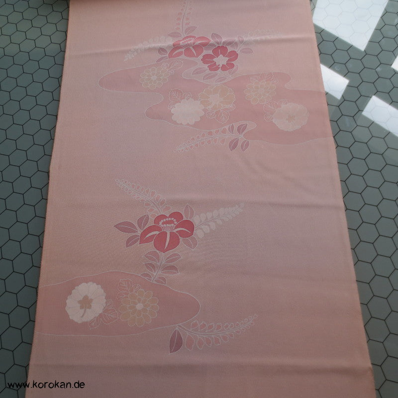 blassrosa Kamelien Seidencrepe Kimono Tanmono Stoffrolle, Teilstickerei