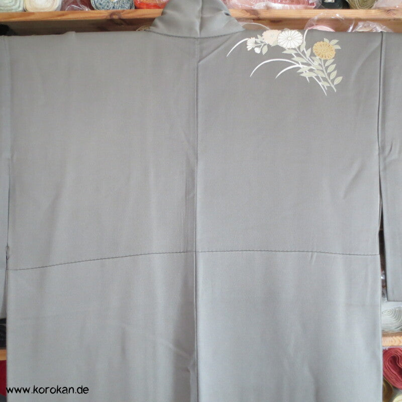 khaki Homongi Seiden Kimono, kugelige Chrysanthemen