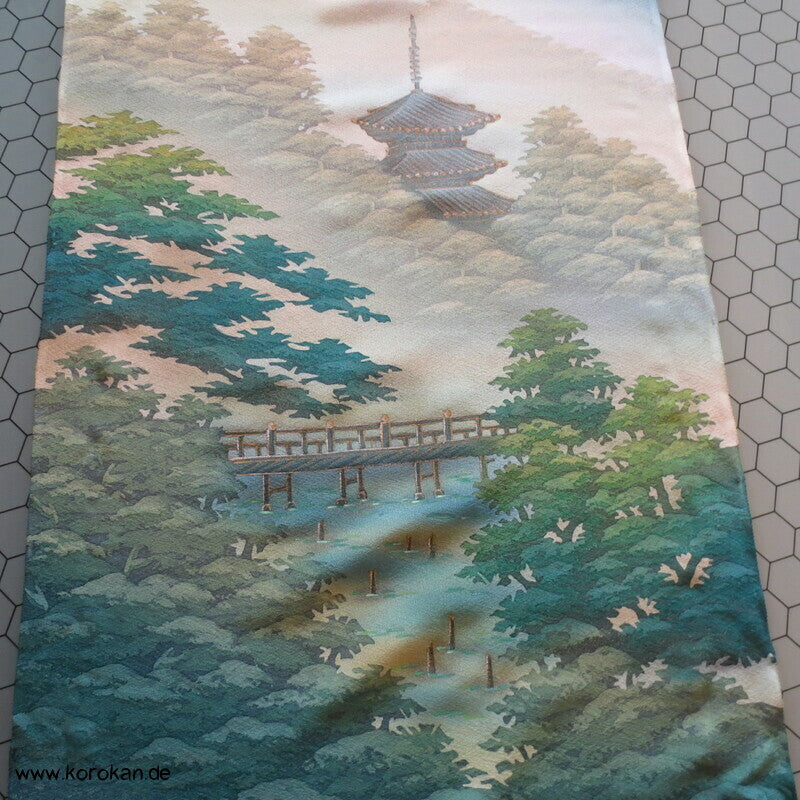 japanischer Seidencrepe Stoff für Haori Kimono, Tempel im Wald