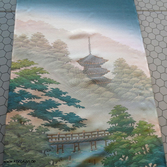 japanischer Seidencrepe Stoff für Haori Kimono, Tempel im Wald