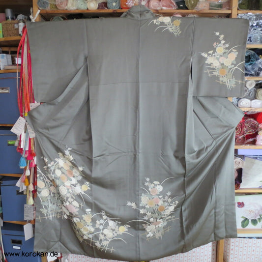 khaki Homongi Seiden Kimono, kugelige Chrysanthemen