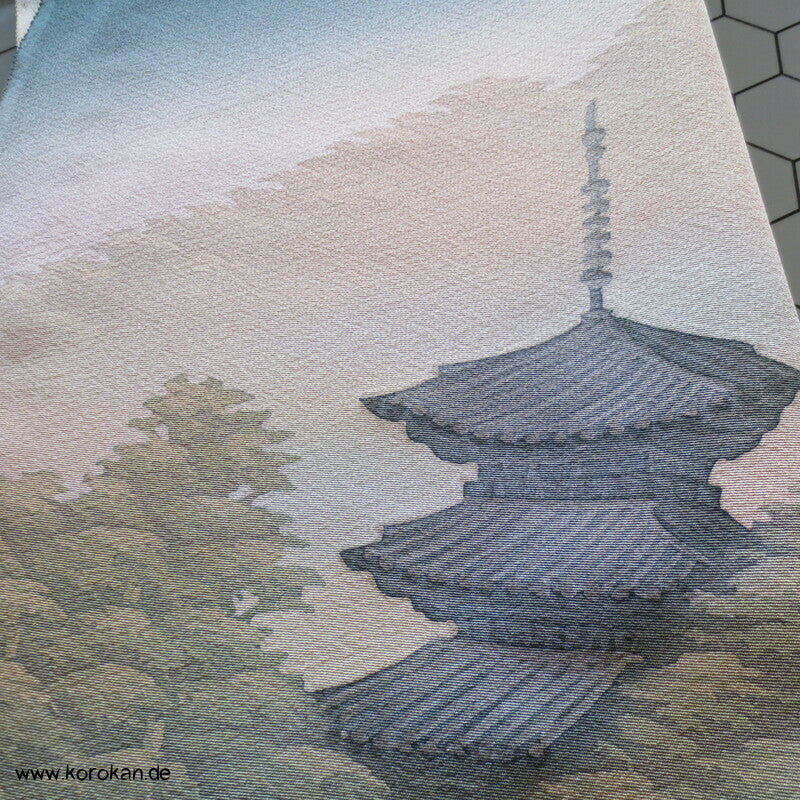 japanischer Seidencrepe Stoff für Haori Kimono, Tempel im Wald