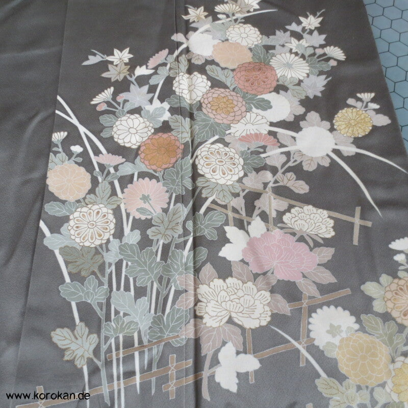khaki Homongi Seiden Kimono, kugelige Chrysanthemen