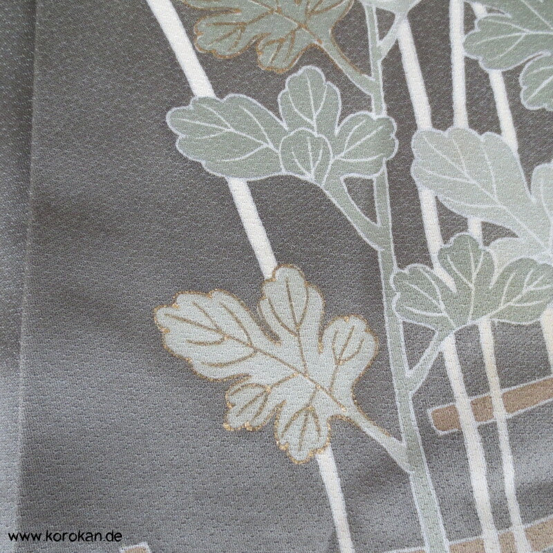 khaki Homongi Seiden Kimono, kugelige Chrysanthemen