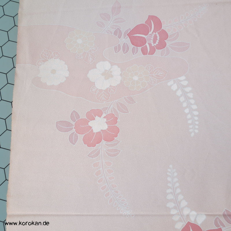blassrosa Kamelien Seidencrepe Kimono Tanmono Stoffrolle, Teilstickerei