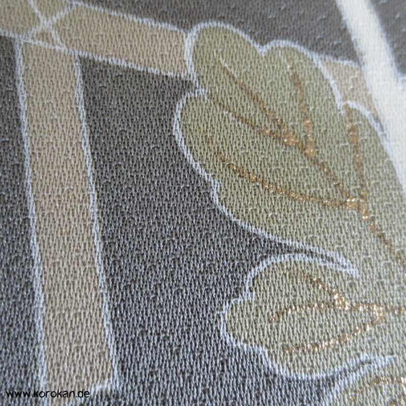 khaki Homongi Seiden Kimono, kugelige Chrysanthemen