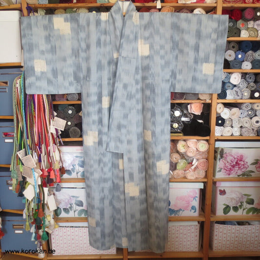 Karo Kasuri Tsumugi Seiden Kimono, hellblaugrau natur