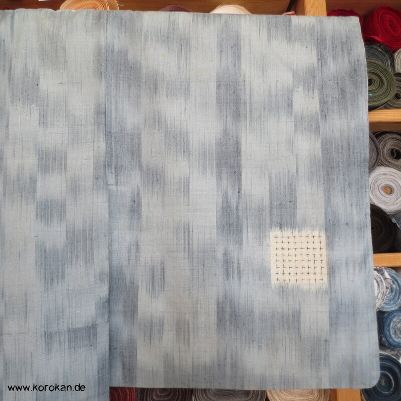 Karo Kasuri Tsumugi Seiden Kimono, hellblaugrau natur