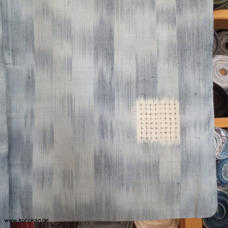 Karo Kasuri Tsumugi Seiden Kimono, hellblaugrau natur