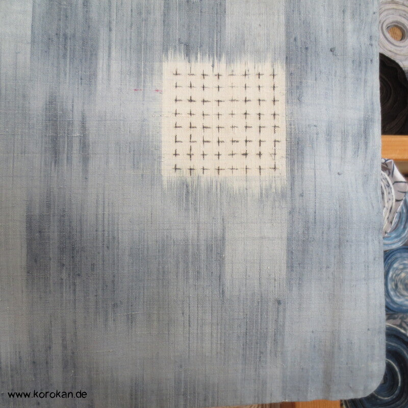 Karo Kasuri Tsumugi Seiden Kimono, hellblaugrau natur
