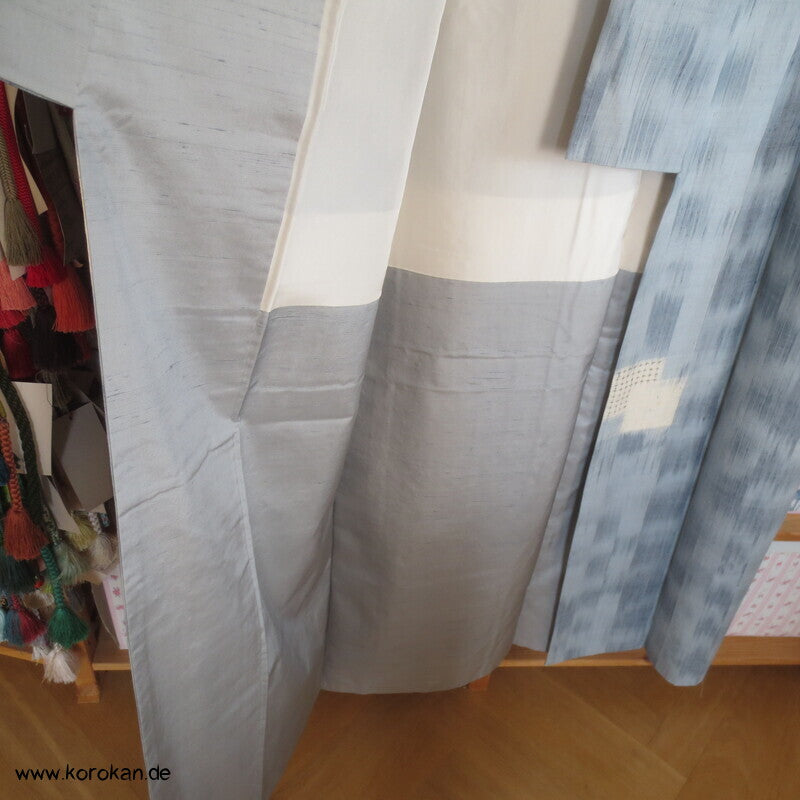 Karo Kasuri Tsumugi Seiden Kimono, hellblaugrau natur