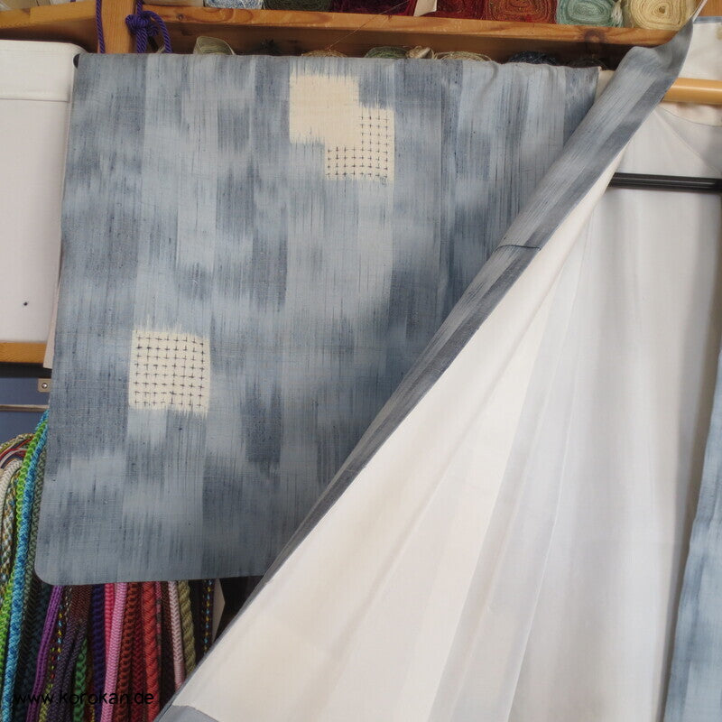 Karo Kasuri Tsumugi Seiden Kimono, hellblaugrau natur