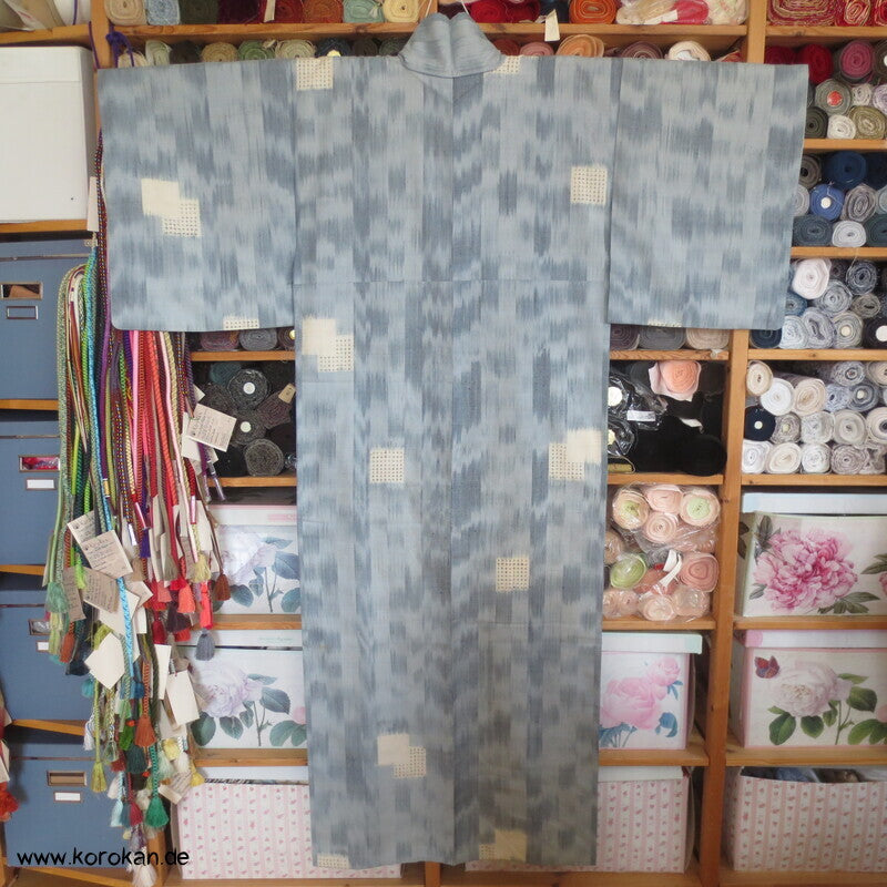 Karo Kasuri Tsumugi Seiden Kimono, hellblaugrau natur