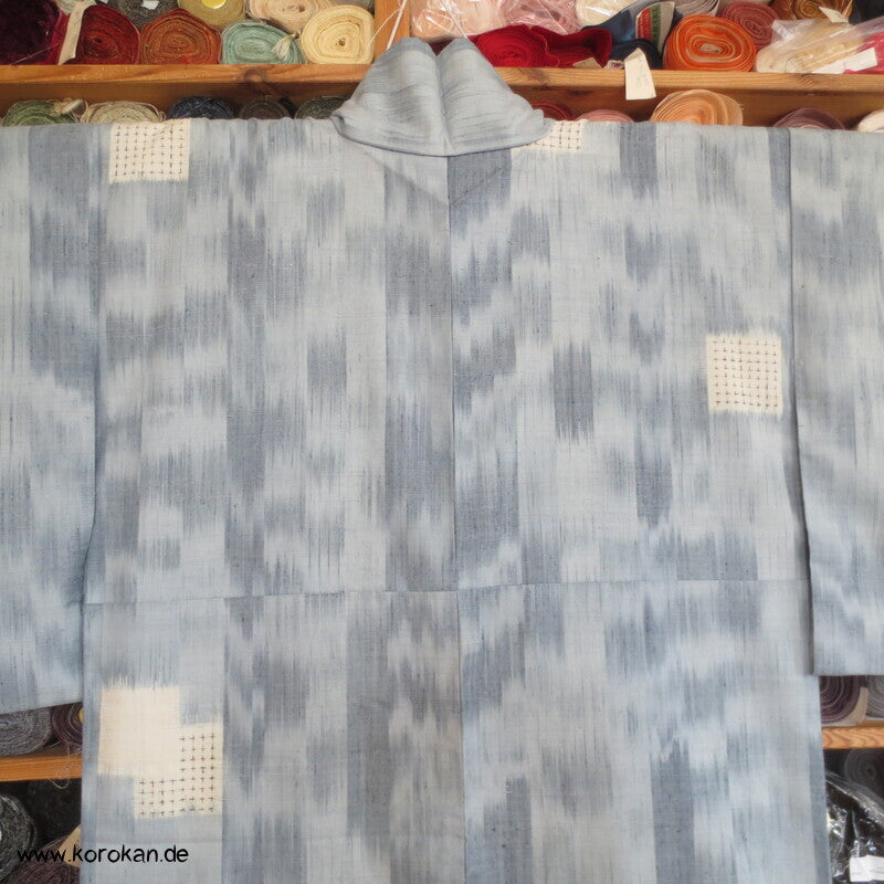 Karo Kasuri Tsumugi Seiden Kimono, hellblaugrau natur