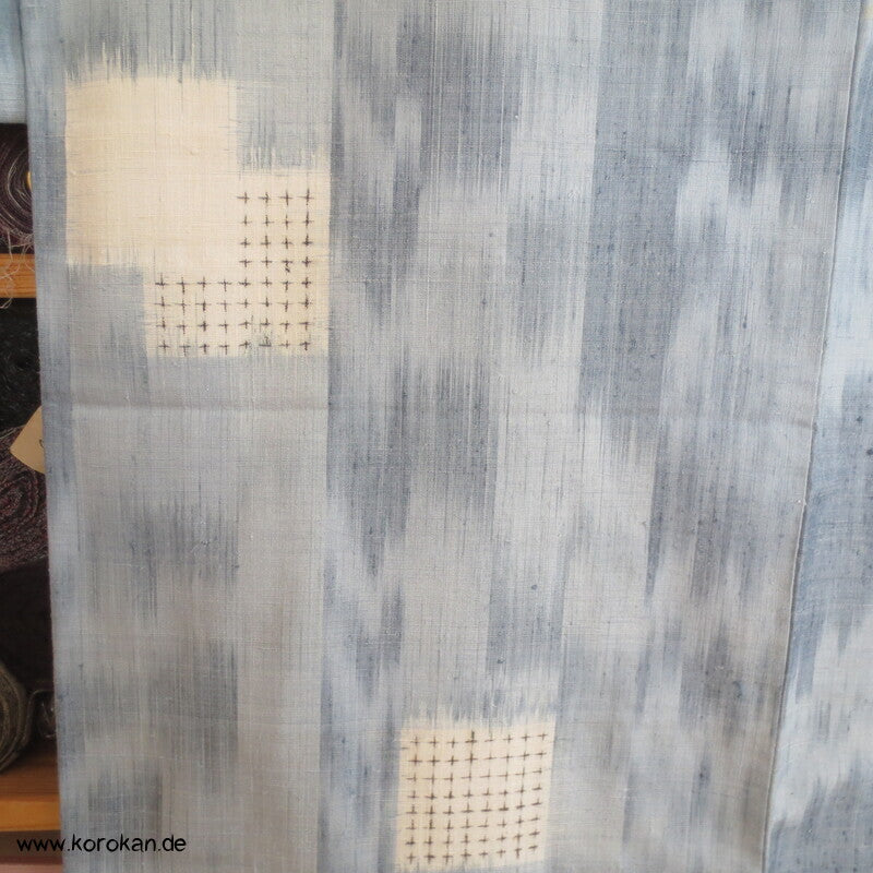 Karo Kasuri Tsumugi Seiden Kimono, hellblaugrau natur
