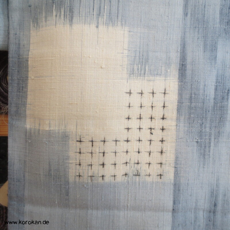 Karo Kasuri Tsumugi Seiden Kimono, hellblaugrau natur