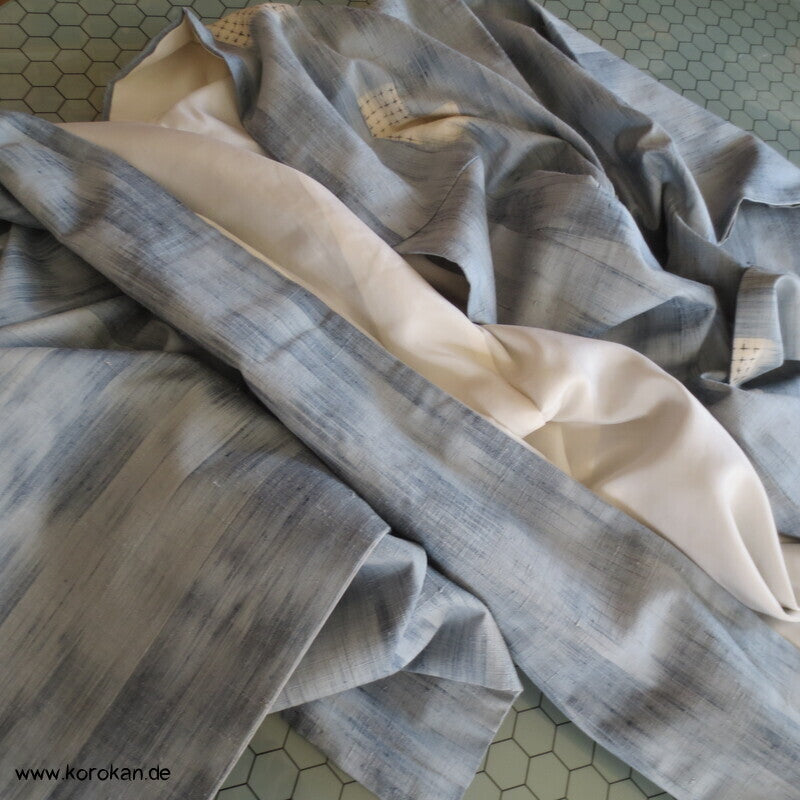 Karo Kasuri Tsumugi Seiden Kimono, hellblaugrau natur