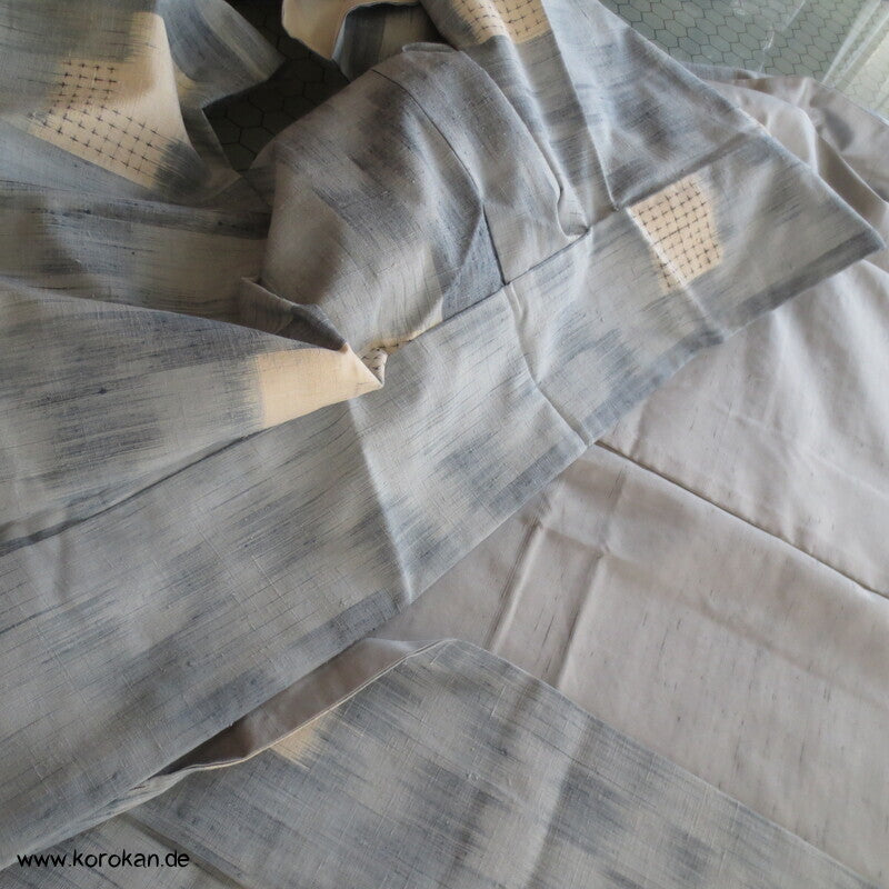 Karo Kasuri Tsumugi Seiden Kimono, hellblaugrau natur