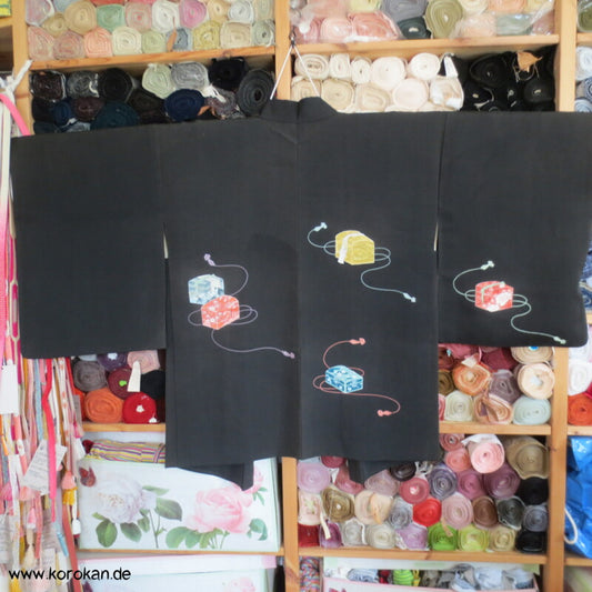 bunte Bento Boxen auf schwarzer Seide Haori Kimono Jacke