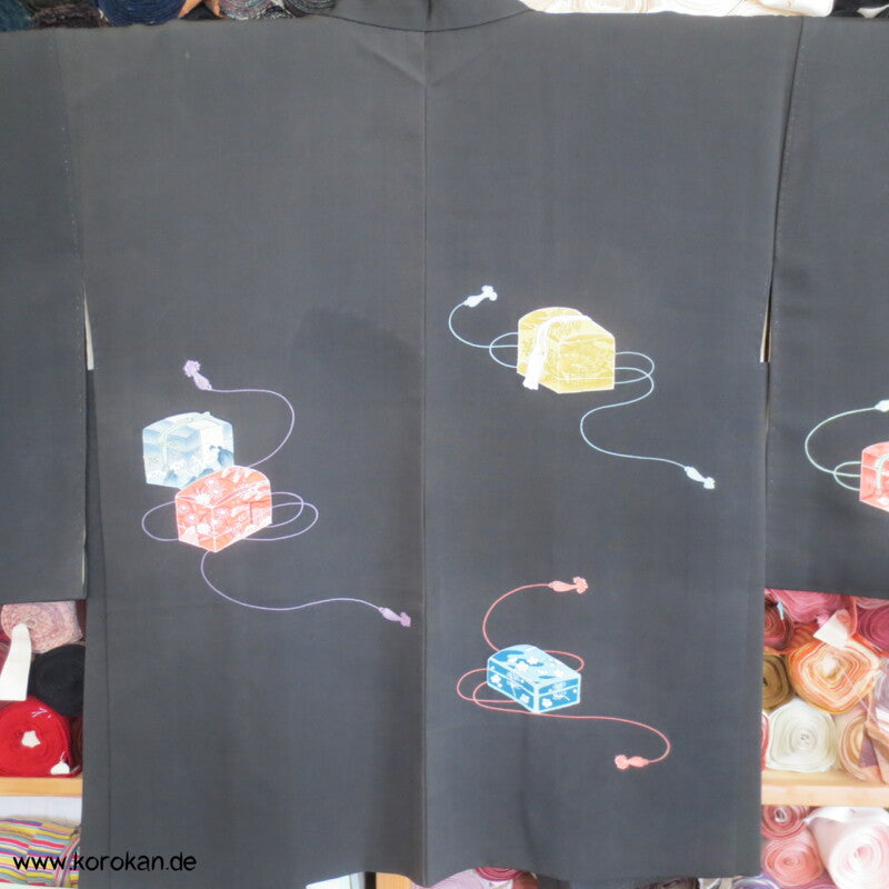 bunte Bento Boxen auf schwarzer Seide Haori Kimono Jacke
