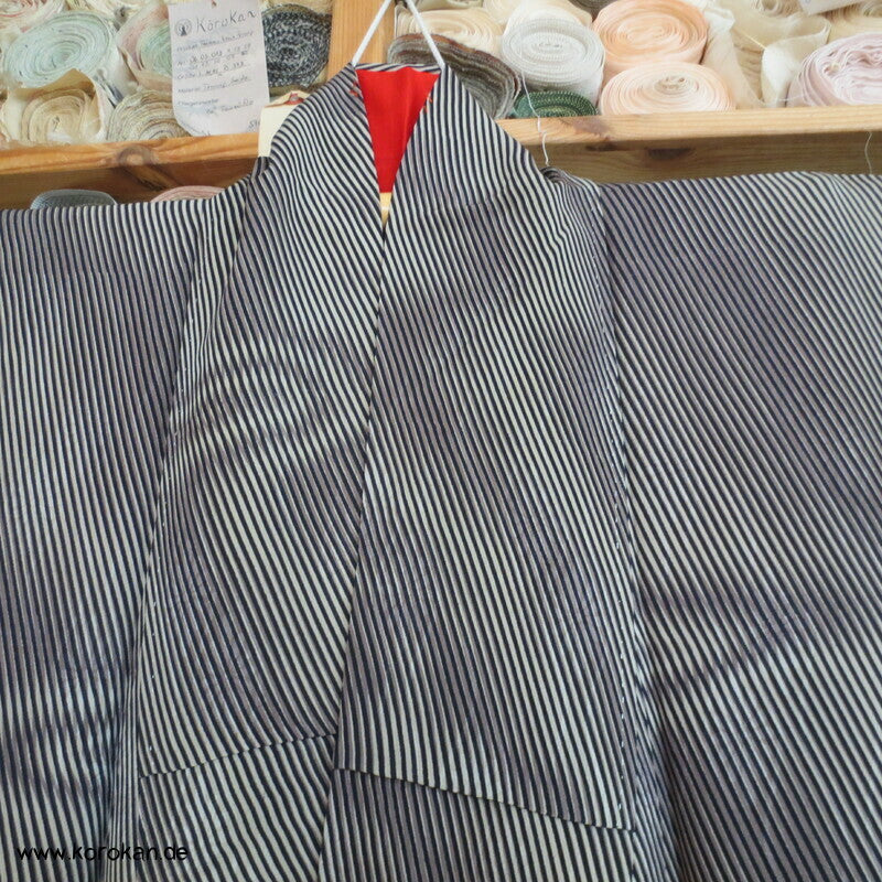 Komon Kimono mit feinem diagonalem Streifen annual growth Muster