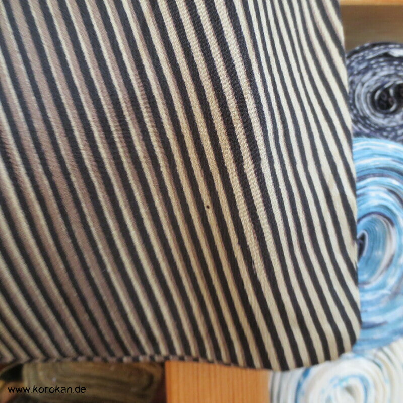 Komon Kimono mit feinem diagonalem Streifen annual growth Muster