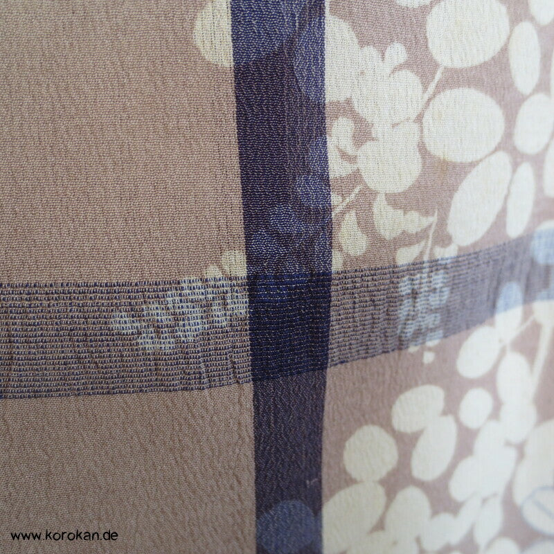 Grashüpfer zwischen Nandina antiker Chiffon Hitoe