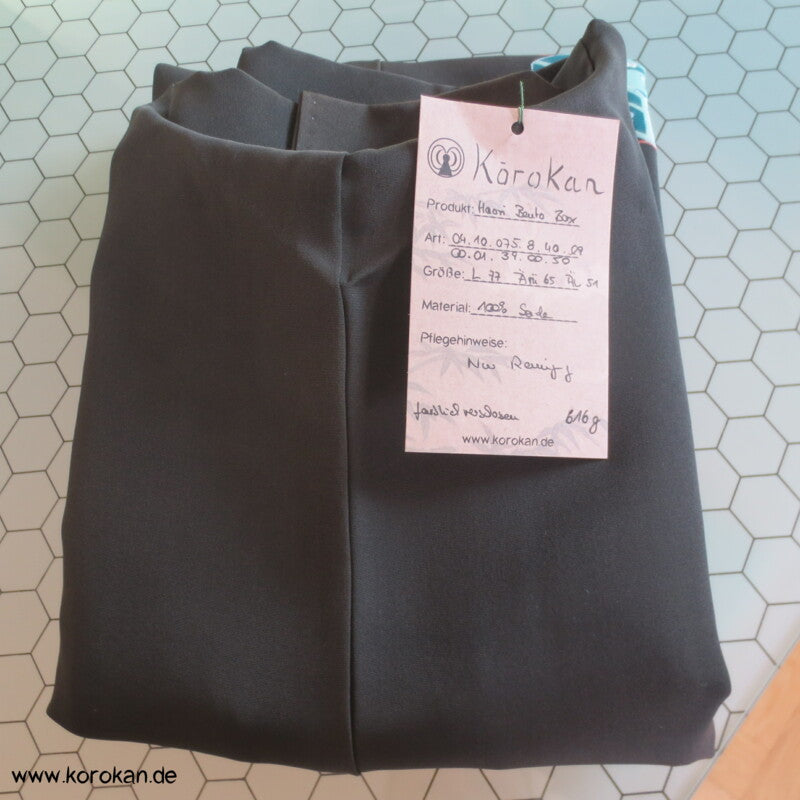 bunte Bento Boxen auf schwarzer Seide Haori Kimono Jacke