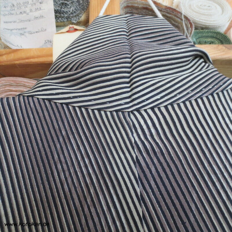 Komon Kimono mit feinem diagonalem Streifen annual growth Muster