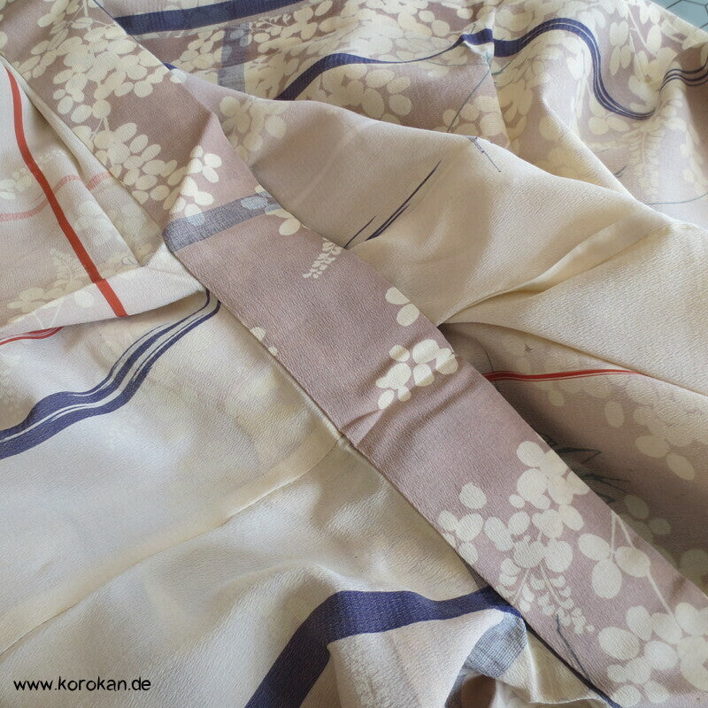 Grashüpfer zwischen Nandina antiker Chiffon Hitoe