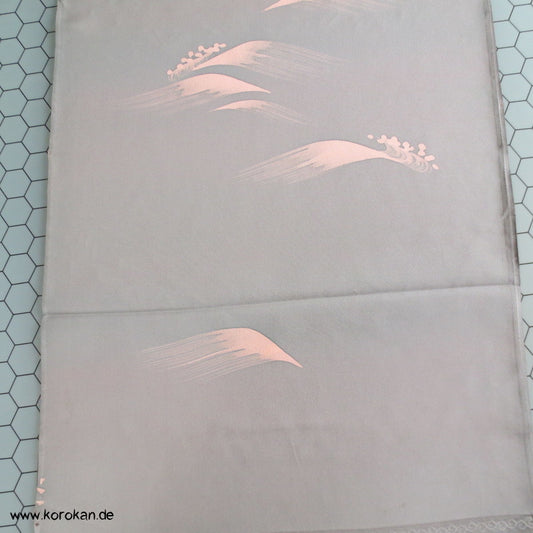 rosa Wellen auf grauem glatten Crepesatin Kimono Seide