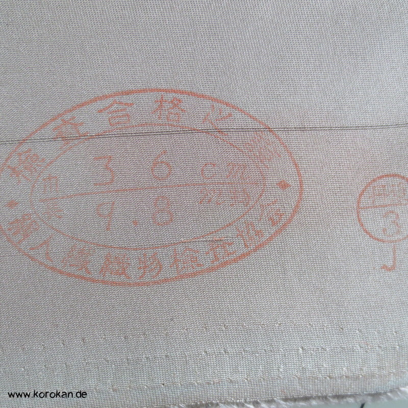 rosa Wellen auf grauem glatten Crepesatin Kimono Seide