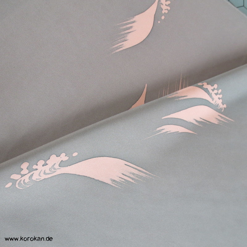 rosa Wellen auf grauem glatten Crepesatin Kimono Seide