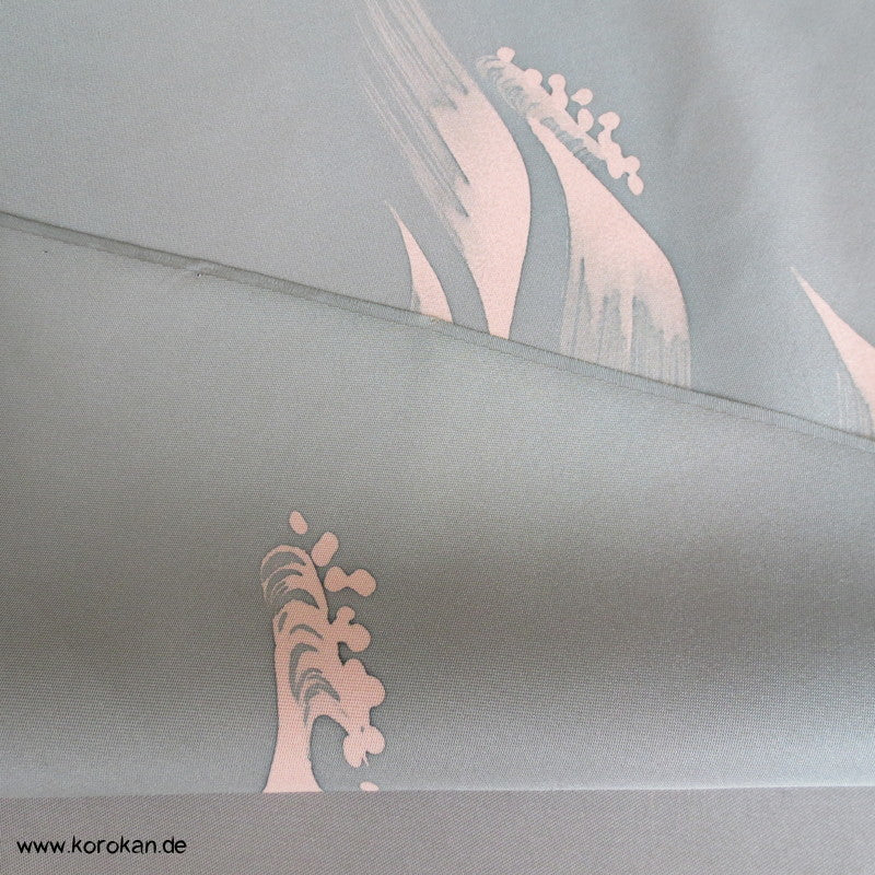 rosa Wellen auf grauem glatten Crepesatin Kimono Seide
