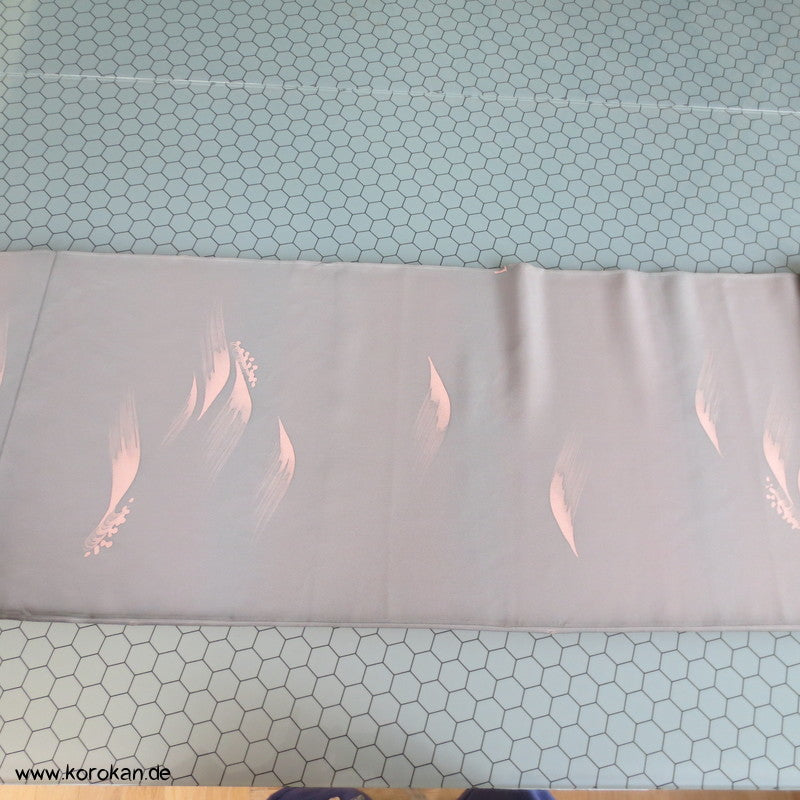 rosa Wellen auf grauem glatten Crepesatin Kimono Seide