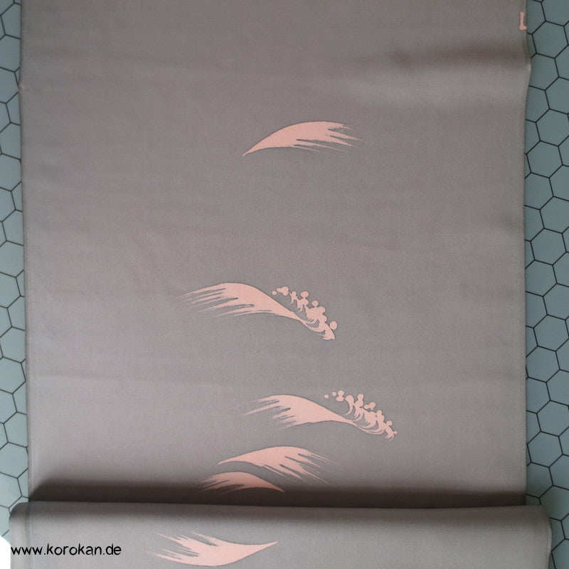 rosa Wellen auf grauem glatten Crepesatin Kimono Seide