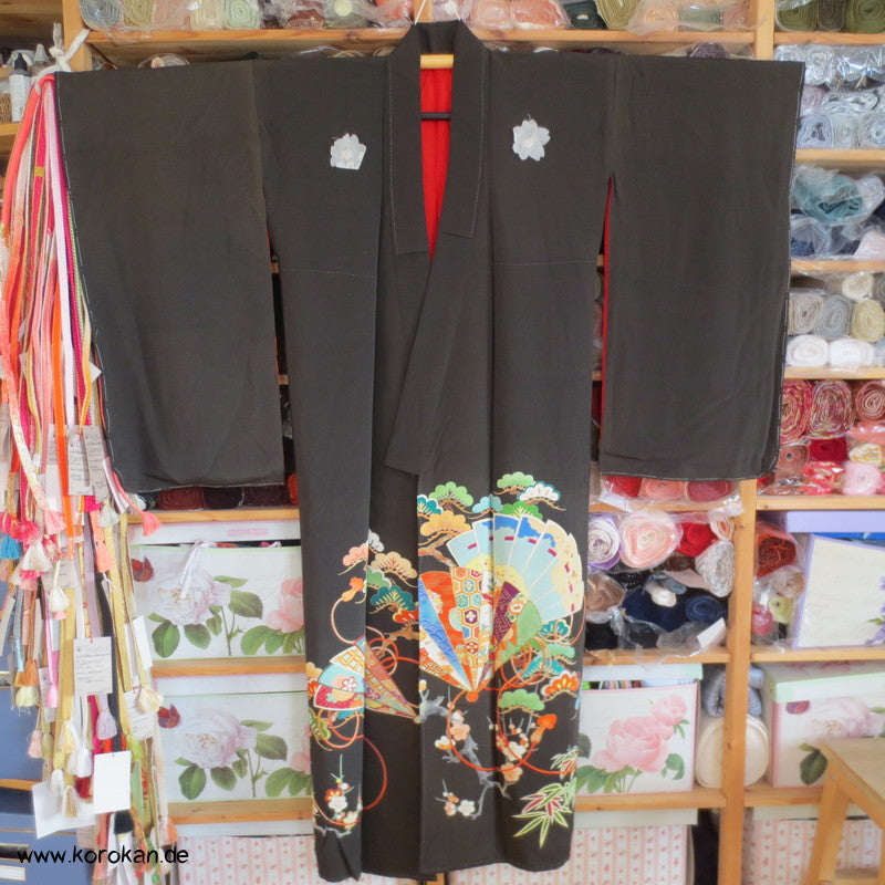 Fächermuster Tomesode / schwarzer Chu Furisode, rotes Futter