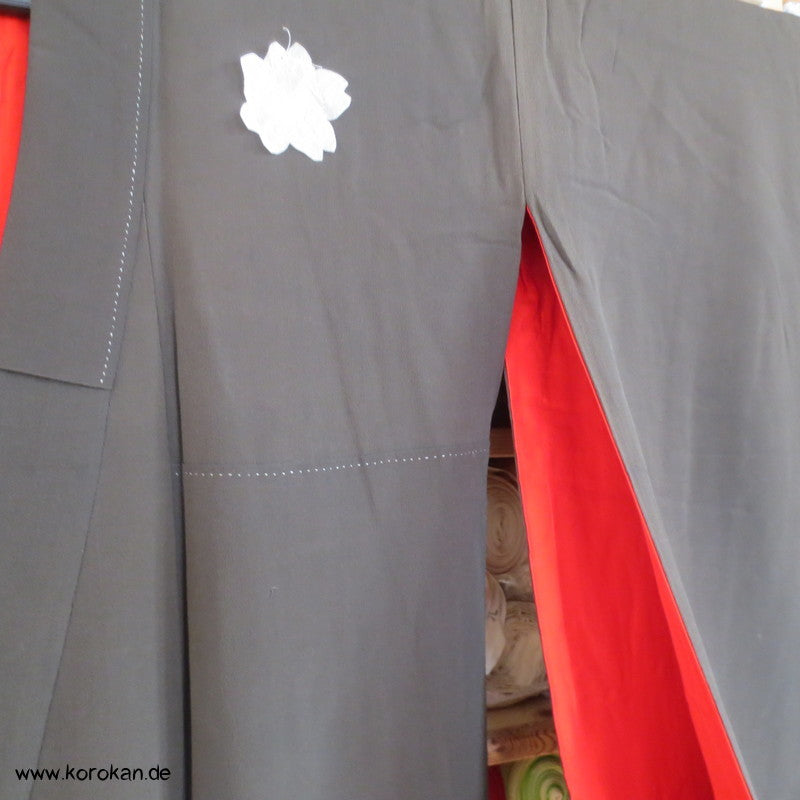 Fächermuster Tomesode / schwarzer Chu Furisode, rotes Futter