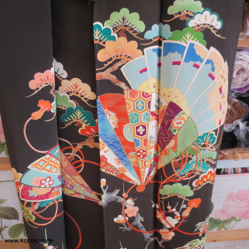Fächermuster Tomesode / schwarzer Chu Furisode, rotes Futter