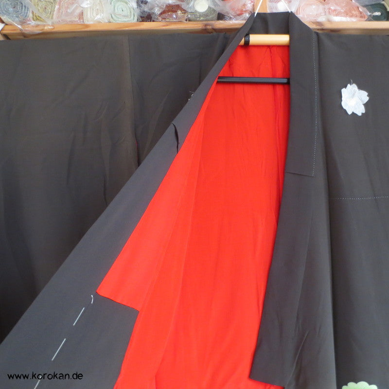 Fächermuster Tomesode / schwarzer Chu Furisode, rotes Futter