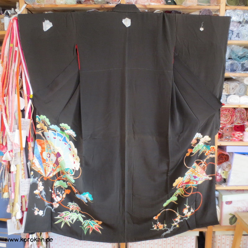 Fächermuster Tomesode / schwarzer Chu Furisode, rotes Futter