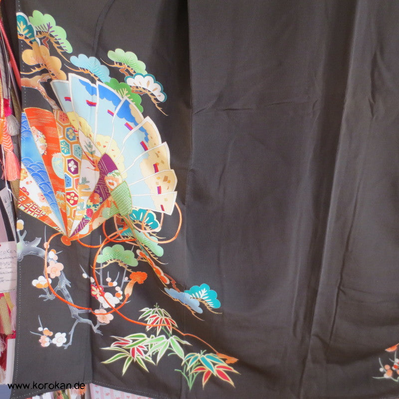 Fächermuster Tomesode / schwarzer Chu Furisode, rotes Futter