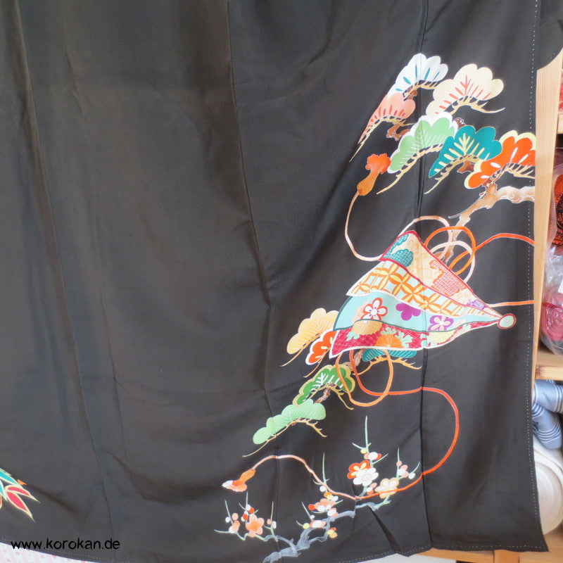 Fächermuster Tomesode / schwarzer Chu Furisode, rotes Futter