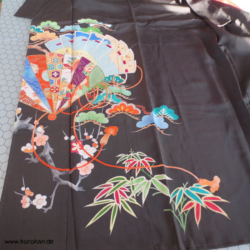 Fächermuster Tomesode / schwarzer Chu Furisode, rotes Futter