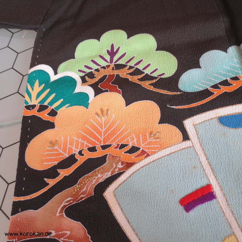 Fächermuster Tomesode / schwarzer Chu Furisode, rotes Futter